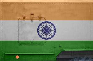 Indien flagga avbildad på sida del av militär armerad lastbil närbild. armén krafter konceptuell bakgrund foto