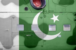 pakistan flagga avbildad på sida del av militär armerad helikopter närbild. armén krafter flygplan konceptuell bakgrund foto