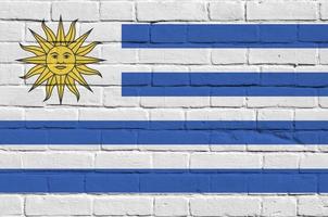 uruguay flagga avbildad i måla färger på gammal tegel vägg. texturerad baner på stor tegel vägg murverk bakgrund foto