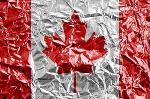 kanada flagga avbildad i måla färger på skinande skrynkliga aluminium folie närbild. texturerad baner på grov bakgrund foto