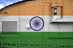 Indien flagga avbildad på sida del av militär armerad tank närbild. armén krafter konceptuell bakgrund foto