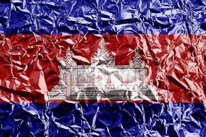 cambodia flagga avbildad i måla färger på skinande skrynkliga aluminium folie närbild. texturerad baner på grov bakgrund foto