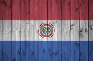 paraguay flagga avbildad i ljus måla färger på gammal trä- vägg. texturerad baner på grov bakgrund foto