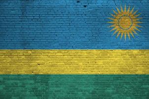 rwanda flagga avbildad i måla färger på gammal tegel vägg. texturerad baner på stor tegel vägg murverk bakgrund foto