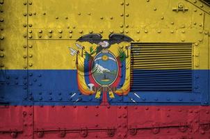 ecuador flagga avbildad på sida del av militär armerad tank närbild. armén krafter konceptuell bakgrund foto