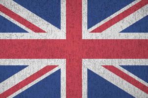 bra storbritannien flagga avbildad i ljus måla färger på gammal lättnad putsning vägg. texturerad baner på grov bakgrund foto
