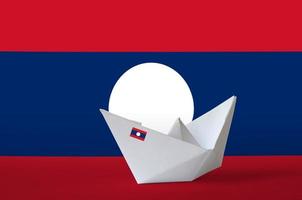 laos flagga avbildad på papper origami fartyg närbild. handgjort konst begrepp foto