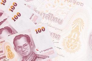 100 thai baht räkningar lögner i stack på bakgrund av stor halvtransparent sedel. abstrakt företag bakgrund foto