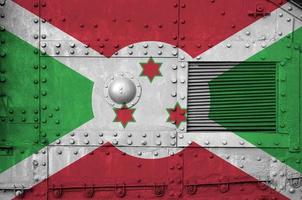 burundi flagga avbildad på sida del av militär armerad tank närbild. armén krafter konceptuell bakgrund foto