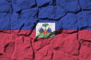 haiti flagga avbildad i måla färger på gammal sten vägg närbild. texturerad baner på sten vägg bakgrund foto
