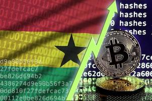 ghana flagga och stigande grön pil på bitcoin brytning skärm och två fysisk gyllene bitcoins foto