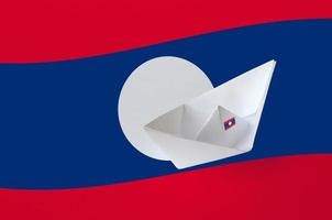 laos flagga avbildad på papper origami fartyg närbild. handgjort konst begrepp foto