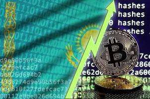 kazakhstan flagga och stigande grön pil på bitcoin brytning skärm och två fysisk gyllene bitcoins foto