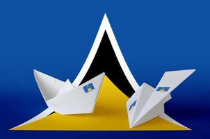 helgon lucia flagga avbildad på papper origami flygplan och båt. handgjort konst begrepp foto