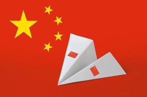 Kina flagga avbildad på papper origami flygplan. handgjort konst begrepp foto