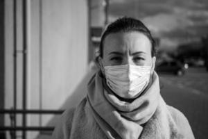 en bild på en flicka i en mask. isolerad covid-19-pandemi. foto