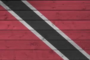 trinidad och tobago flagga avbildad i ljus måla färger på gammal trä- vägg. texturerad baner på grov bakgrund foto