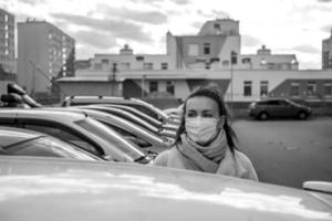 bild av en flicka i en mask, på gatan. isolerad covid-19-pandemi. foto
