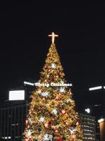 lysande jul träd i seoul, korea foto