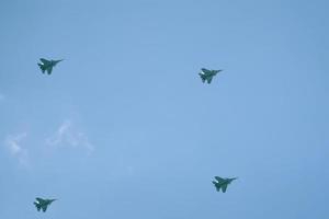 parad av militär flygplan i de himmel. foto