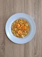 krämig pasta i räka bisque foto