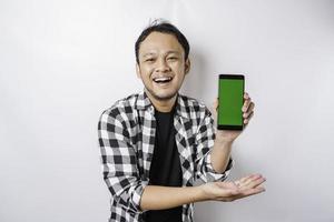 en porträtt av en Lycklig asiatisk man är leende medan som visar kopia Plats på hans telefon, isolerat förbi vit bakgrund foto
