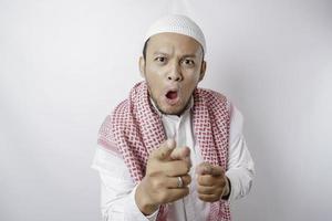 en porträtt av en chockade asiatisk muslim man isolerat förbi en vit bakgrund foto