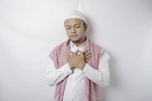 porträtt av en fredlig asiatisk muslim man leende och känna lättnad foto