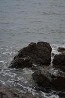 hav vågor kraschar in i rocks. foto