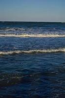 marinmålning Vinka av de hav på de sandig strand foto