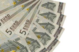 5 euro räkningar lögner isolerat på vit bakgrund med kopia Plats staplade i fläkt form stänga upp foto