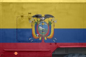 ecuador flagga avbildad på sida del av militär armerad lastbil närbild. armén krafter konceptuell bakgrund foto