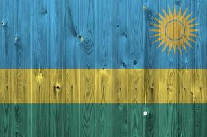 rwanda flagga avbildad i ljus måla färger på gammal trä- vägg. texturerad baner på grov bakgrund foto