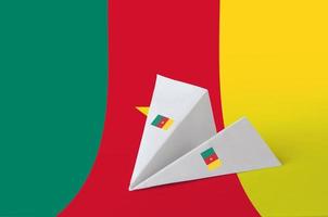 cameroon flagga avbildad på papper origami flygplan. handgjort konst begrepp foto