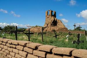 gamla klocktorn från San Geronimo kapell i Taos Pueblo, USA foto