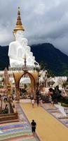 Bangkok, thailand juli 5, 2022 många människor respekt, besökta och resa till wat pha sorn kaew tempel till ser stor vit munk staty. religion, tro och tro av buddhism människor. känd plats i Asien. foto
