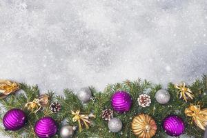 jul landskap, leksaker och grenar gran på grå bakgrund. ny år begrepp kopia Plats foto