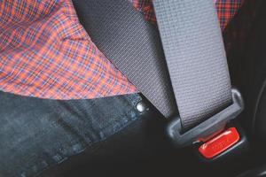 stänga upp av människor hand fastsättning sittplats säkerhet bälte i bil för säkerhet innan körning på de väg. begrepp transport resa. foto