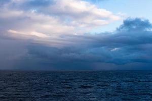 molnig havslandskap i baltic hav foto
