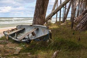 fiske båtar på de kust av de baltic hav foto