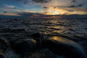 stenar på de kust av de baltic hav på solnedgång foto