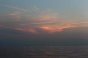 solnedgång färger i de hav vatten foto