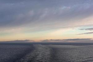 molnig hav visningar av de baltic hav på soluppgång foto