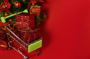 jul eller ny år handla begrepp. vagn med presenterar nära jul träd med plats för text. falsk upp foto