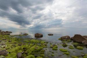 stenar på de kust av de baltic hav på solnedgång foto