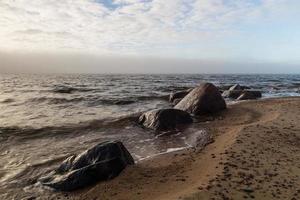 stenar på de kust av de baltic hav på solnedgång foto