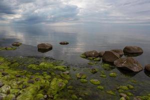 stenar på de kust av de baltic hav på solnedgång foto