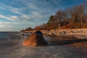 stenar på de kust av de baltic hav på solnedgång foto