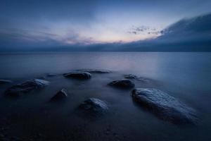 stenar på de kust av de baltic hav på solnedgång foto