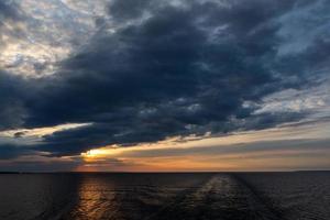 molnig hav visningar av de baltic hav på soluppgång foto